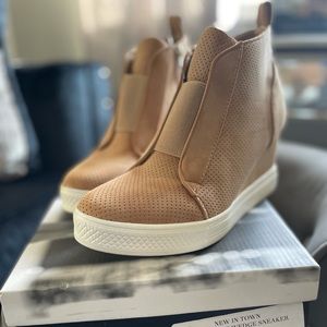 Ccocci faux suede wedge sneaker in camel size 8